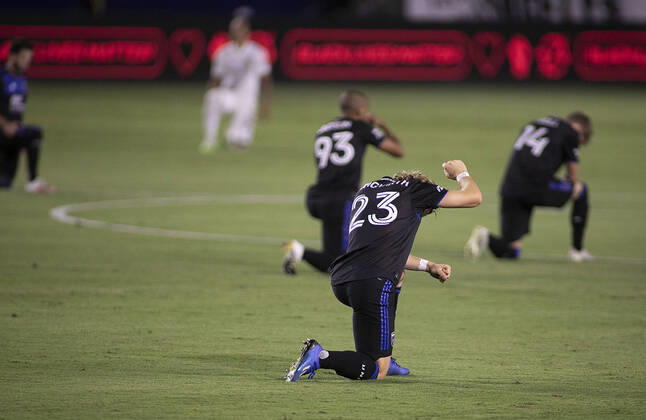 Bilder des Jahres 2020, Sport 08 August Sport Themen der Woche KW35 Sport Bilder des Tages August 29, 2020, Los Angeles, California, USA: Players and referees take a knee prior to the MLS, Fussball Herren, USA game between the LA Galaxy and the San Jose Earthquakes on Saturday August 29, 2020 at the Dignity Health Sports Park in Carson, California. JAVIER ROJAS PI Los Angeles USA - ZUMAp124 20200829_zaa_p124_003 Copyright: xJavierxRojasx