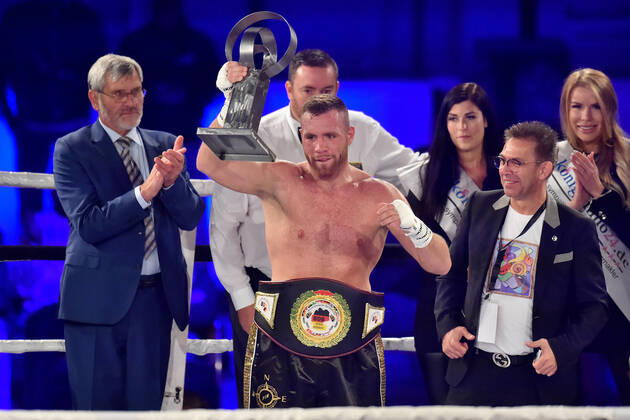 Bilder des Jahres 2020, Sport 08 August Sport Themen der Woche KW35 Boxen - Tommy Punch - Zoltan Sera am 29.08.2020 im Eisstadion in Braunlage Tommy Punch (Deutschland)jubelt nach seinem Sieg.
