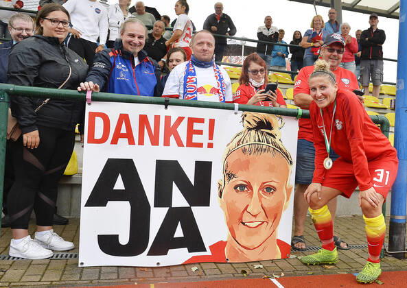 Bilder des Jahres 2020, Sport 08 August Sport Themen der Woche KW35 Sport Bilder des Tages Fußball-Landespokal Sachsen Frauen, Finale, RB Leipzig vs. FC Phoenix Leipzig (30.08.2020) Anja Mittag (RB Leipzig Frauen, Mittelfeld Angriff, Rueckennummer 31) (re.) mit Fans von RB Leipzig (Frauenteam) und einem Transparent Danke Anja nach dem Landespokal-Finale RB Leipzig gegen FC Phoenix Leipzig (30.08.2020). Mittag hat bei dem Spiel die letzte Partie ihrer Karriere gespielt. Taucha Sachsen Deutschland Stadion