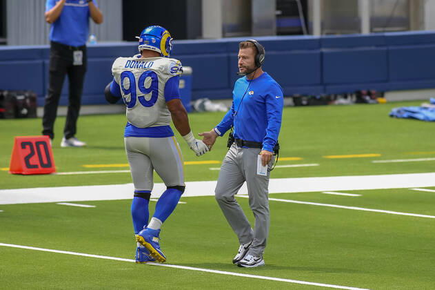INGLEWOOD, CA - AUGUST 29: Los Angeles Rams head coach Sean McVay low five s Los Angeles Rams defensive tackle Aaron Donald 99 during the Los Angeles Rams scrimmage on Aug 29, 2020, at SoFi Stadium in Inglewood, CA. (Photo by Jevone Moore Icon Sportswire) NFL, American Football Herren, USA AUG 29 Rams Scrimmage Icon201029001