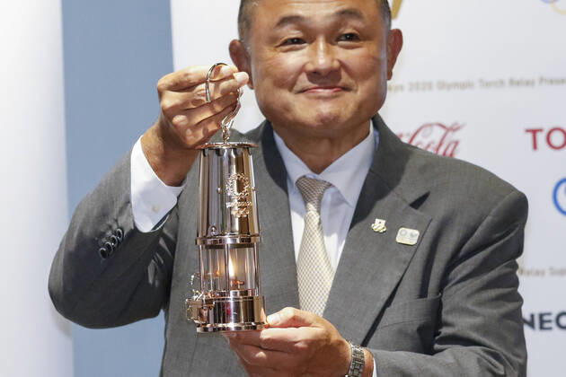 Bilder des Jahres 2020, Sport 08 August Sport Bilder des Tages August 31, 2020, Tokyo, Japan: Japanese Olympic Committee President Yasuhiro Yamashita holds the Olympic Flame during the display ceremony at the Japan Olympic Museum. Representatives of the Tokyo Organising Committee of the Olympic and Paralympic Games (Tokyo 2020) and the Japanese Olympic Committee attended the display ceremony for the Olympic Flame before going on public display between September 1st to November 1st at the Japan Japan Olympic Museum. Tokyo Japan - ZUMAm191 0103703808st Copyright: xRodrigoxReyesxMarinx