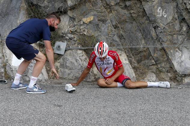 Sport Themen der Woche KW36 Bilder des Jahres 2020, Sport 08 August Sport Bilder des Tages SISTERON, FRANCE - AUGUST 31 : crash of PEREZ Anthony of Cofidis, Solutions Credits CYCLISME : Tour de France - Etape 3 - Nice a Sisteron - 31 08 2020 PhotoNews Panoramic 