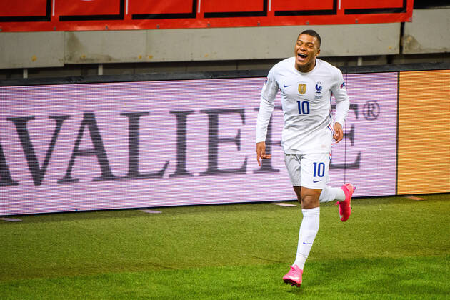 200905 Kylian Mbappà of France celebrates the 0-1 goal during the Nations League football match between Sweden and France on September 5, 2020 in Stockholm. Photo: Simon Hastegard BILDBYRAN kod SH JM0013 bbeng fotboll fotball football soccer landskamp nations league sverige sweden sverige a frankrike france jubel Copyright: SIMONxHASTEGARD BB200905SH145