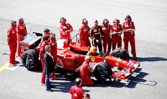 Sport Themen der Woche KW37 Motorsports: FIA Formula One World Championship, WM, Weltmeisterschaft 2020, Grand Prix of Tuscany, Mick Schumacher (GER) prepares to drive the Ferrari F2004 of his father Michael Schumacher, Louis Camilleri, Mattia Binotto (ITA, Scuderia Ferrari Mission Winnow), Scarperia Italy