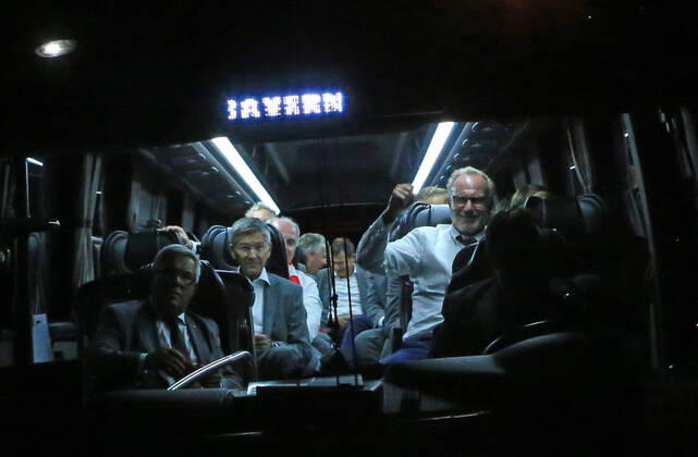 23.08.2020, CL Finale , FC Bayern vs PSG, Lissabon Portugal, Fussball, im Bild: Ankunft der FCB Bus um 1.00 Uhr in Penha Longa Resort mit Sieger Faust von Karl Heinz Rummenigge (FCB) , Präsident Heiner laechelt sowie Uli Hoeness (FCB)