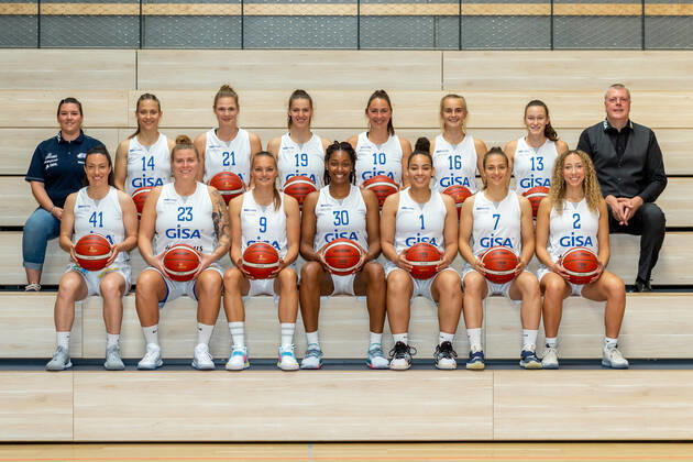 Teamfoto GISA Lions SV Halle o.R.v.l.: Sandra Rosanke (Co-Trainerin, GISA Lions SV Halle), Janina Schinkel (14, GISA Lions SV Halle), Karolina Stawinska (21, GISA Lions SV Halle), Meret Kleine-Beeck (19, GISA Lions SV Halle), Barbora Kasparkova (10, GISA Lions SV Halle), Lilly Oswald (16, GISA Lions SV Halle), Charlotte Kreuter (13, GISA Lions SV Halle), Peter Kortmann (Head Coach, GISA Lions SV Halle) u.R.v.l.: Eilidh Simpson (41, GISA Lions SV Halle), Klaudia Grudzien (23, GISA Lions SV Halle), Inken Henningsen (09, GISA Lions SV Halle), Naheria Hamilton (xx, GISA Lions SV Halle), Candice White (01, GISA Lions SV Halle), Laura Schinkel (07, GISA Lions SV Halle), Darien Huff (02, GISA Lions SV Halle) GISA Lions SV Halle - Teamfotos Basketball - 1. Bundesliga - ERDGAS Sportarena Halle (Saale) 15.09.2020 Foto: Holger John Sachsen-Anhalt Deutschland