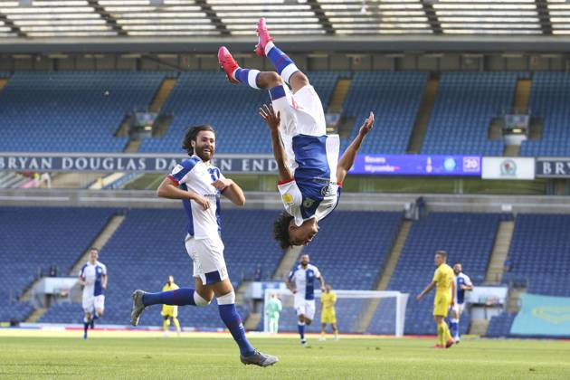 Bilder des Jahres 2020, Sport 09 September Sport Themen der Woche KW38 Sport Bilder des Tages Blackburn Rovers v Wycombe Wanderers EFL Sky Bet Championship 19 09 2020. Goal 2-0 Blackburn Rovers midfielder Tyrhys Dolan (39) scores a goal 2-0 and celebrates with a back flip during the EFL Sky Bet Championship match between Blackburn Rovers and Wycombe Wanderers at Ewood Park, Blackburn, England on 19 September 2020. Blackburn Ewood Park Lancashire England Editorial use only DataCo restrictions apply See www.football-dataco.com , Copyright: xCraigxGallowayx PSI-10607-0005