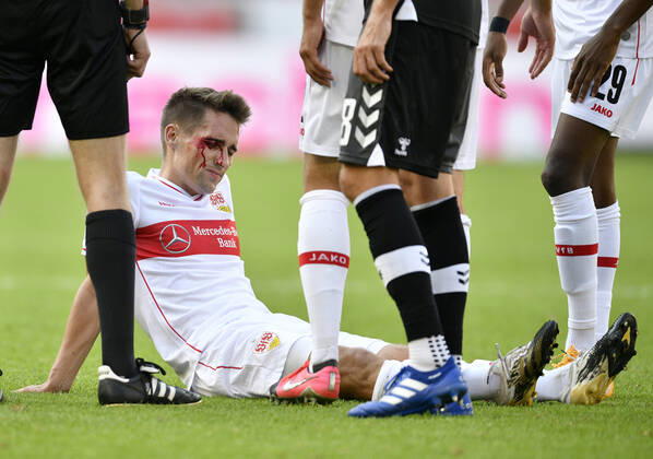 Bilder des Jahres 2020, Sport 09 September Sport Themen der Woche KW38 Philipp Klement VfB Stuttgart verletzt Verletzung butet am Kopf Kopfwunde Blut VfB Stuttgart vs SC Freiburg SCF 19.09.2020 DFL REGULATIONS PROHIBIT ANY USE OF PHOTOGRAPHS AS IMAGE SEQUENCES AND OR QUASI-VIDEO VfB Stuttgart vs SC Freiburg