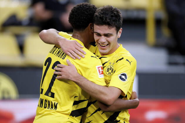 Bilder des Jahres 2020, Sport 09 September Sport Themen der Woche KW38 Sport Bilder des Tages REYNA Giovanni Team BVB Jubel um Torschuetzen REYNY Giovanni mit BELLINGHAM Jude Fussball Bundesliga Saison 2020-2021 Spiel BVB - Borussia Moenchengladbach 3 : 0 am 19. September in Dortmund DFL REGULATIONS PROHIBIT ANY USE OF PHOTOGRAPHS as IMAGE SEQUENCES and or QUASI-VIDEO