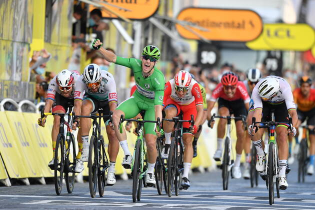 Sam Bennett of Deceuninck - Quick - Step wearing the green jersey, celebrates after winning the final stage of the 107th edition of the Tour de France cycling race, 122km from Mantes-la-Jolie to Paris, in France, Sunday 20 September 2020. This year s Tour de France was postponed due to the worldwide Covid-19 pandemic. The 2020 race starts in Nice on Saturday 29 August and ends on 20 September. DAVIDxSTOCKMAN  x2548180x