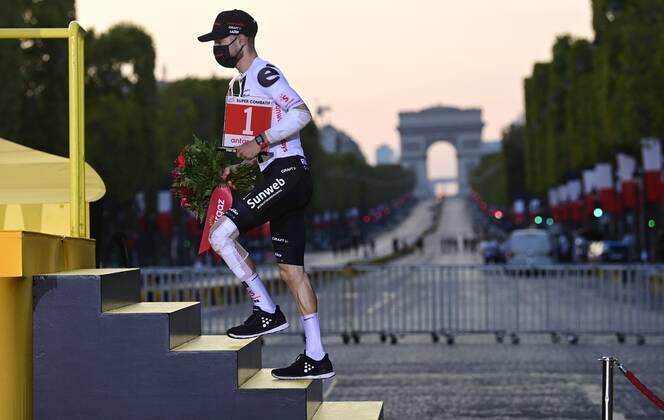PARIS, FRANCE - SEPTEMBER 20 : HIRSCHI Marc (SUI) of TEAM SUNWEB pictured with the Antargaz price during the podium ceremony during stage 21 of the 107th edition of the 2020 Tour de France cycling race, a stage of 122 kms with start in Mantes-la-Jolie and finish at the Avenue des Champs Elysees in Paris on September 20, 2020 in Paris, France, 20 09 2020 CYCLISME : Tour de France - Etape 21 - Mantes la Jolie a Paris Champs Elysees - 20 09 2020 PhotoNews Panoramic 
