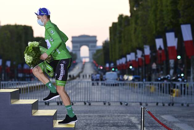 PARIS, FRANCE - SEPTEMBER 20 : BENNETT Sam of Deceuninck - Quick Step pictured with the green jersey during the podium ceremony during stage 21 of the 107th edition of the 2020 Tour de France cycling race, a stage of 122 kms with start in Mantes-la-Jolie and finish at the Avenue des Champs Elysees in Paris on September 20, 2020 in Paris, France, 20 09 2020 CYCLISME : Tour de France - Etape 21 - Mantes la Jolie a Paris Champs Elysees - 20 09 2020 PhotoNews Panoramic 