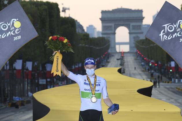 PARIS, FRANCE - SEPTEMBER 20 : BENNETT Sam (IRL) of DECEUNINCK - QUICK - STEP pictured during the podium ceremony during stage 21 of the 107th edition of the 2020 Tour de France cycling race, a stage of 122 kms with start in Mantes-la-Jolie and finish at the Avenue des Champs Elysees in Paris on September 20, 2020 in Paris, France, 20 09 2020 CYCLISME : Tour de France - Etape 21 - Mantes la Jolie a Paris Champs Elysees - 20 09 2020 PhotoNews Panoramic 