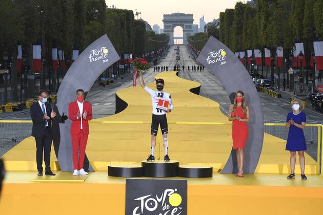 PARIS, FRANCE - SEPTEMBER 20 : HIRSCHI Marc (SUI) of TEAM SUNWEB pictured with the Antargaz price during the podium ceremony during stage 21 of the 107th edition of the 2020 Tour de France cycling race, a stage of 122 kms with start in Mantes-la-Jolie and finish at the Avenue des Champs Elysees in Paris on September 20, 2020 in Paris, France, 20 09 2020 CYCLISME : Tour de France - Etape 21 - Mantes la Jolie a Paris Champs Elysees - 20 09 2020 PhotoNews Panoramic 