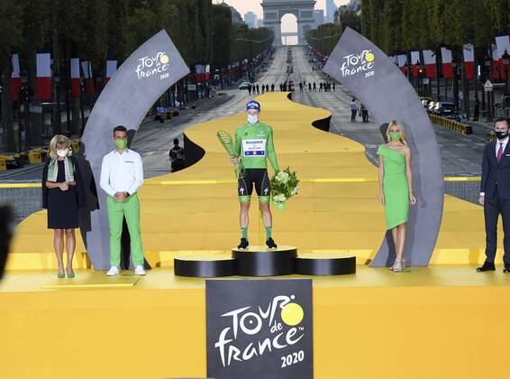 PARIS, FRANCE - SEPTEMBER 20 : BENNETT Sam (IRL) of DECEUNINCK - QUICK - STEP pictured during the podium ceremony during stage 21 of the 107th edition of the 2020 Tour de France cycling race, a stage of 122 kms with start in Mantes-la-Jolie and finish at the Avenue des Champs Elysees in Paris on September 20, 2020 in Paris, France, 20 09 2020 CYCLISME : Tour de France - Etape 21 - Mantes la Jolie a Paris Champs Elysees - 20 09 2020 PhotoNews Panoramic 