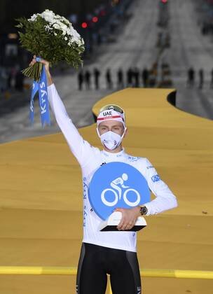 PARIS, FRANCE - SEPTEMBER 20 : POGACAR Tadej (SLO) of UAE TEAM EMIRATES pictured with the white jersey during the podium ceremony during stage 21 of the 107th edition of the 2020 Tour de France cycling race, a stage of 122 kms with start in Mantes-la-Jolie and finish at the Avenue des Champs Elysees in Paris on September 20, 2020 in Paris, France, 20 09 2020 CYCLISME : Tour de France - Etape 21 - Mantes la Jolie a Paris Champs Elysees - 20 09 2020 PhotoNews Panoramic 