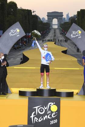 PARIS, FRANCE - SEPTEMBER 20 : POGACAR Tadej (SLO) of UAE TEAM EMIRATES pictured with the white jersey during the podium ceremony during stage 21 of the 107th edition of the 2020 Tour de France cycling race, a stage of 122 kms with start in Mantes-la-Jolie and finish at the Avenue des Champs Elysees in Paris on September 20, 2020 in Paris, France, 20 09 2020 CYCLISME : Tour de France - Etape 21 - Mantes la Jolie a Paris Champs Elysees - 20 09 2020 PhotoNews Panoramic 
