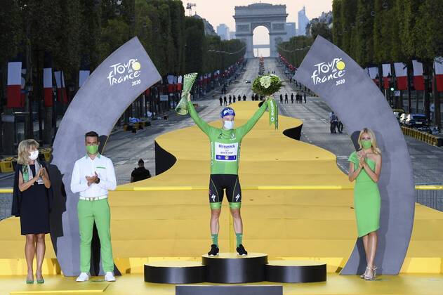 PARIS, FRANCE - SEPTEMBER 20 : BENNETT Sam of Deceuninck - Quick Step pictured with the green jersey during the podium ceremony during stage 21 of the 107th edition of the 2020 Tour de France cycling race, a stage of 122 kms with start in Mantes-la-Jolie and finish at the Avenue des Champs Elysees in Paris on September 20, 2020 in Paris, France, 20 09 2020 CYCLISME : Tour de France - Etape 21 - Mantes la Jolie a Paris Champs Elysees - 20 09 2020 PhotoNews Panoramic 