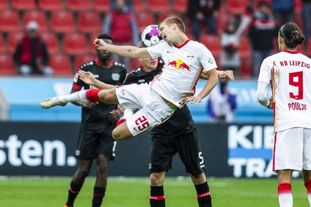 Bilder des Jahres 2020, Sport 09 September Sport Themen der Woche KW39 Leverkusen, Bayarena, 26.09.20: Olmo Dani (RB Leipzig) (L) gegen Sven Bender (Bayer 04 Leverkusen) im Spiel 1. Bundesliga Bayer 04 Leverkusen vs. RB Leipzig.