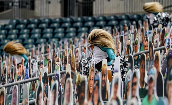 Bilder des Jahres 2020, Sport 09 September Sport Themen der Woche KW39 Sport Bilder des Tages September 27, 2020, Philadelphia, PA, USA: September 27, 2020: Eagles cheerleaders cheer for the only fans present, the cardboard cutouts, during the NFL, American Football Herren, USA football matchup between the Cincinnati Bengals and the Philadelphia Eagles at Lincoln Financial Field in Philadelphia, Pennsylvania. Cal Media Philadelphia USA - ZUMAcs17 20200927_zaf_cs17_011 Copyright: xScottxSeriox