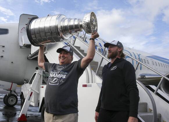 Bilder des Jahres 2020, Sport 09 September Sport Themen der Woche KW40 Sport Bilder des Tages September 29, 2020, Tampa, Florida, USA: Tampa Bay Lightning owner Jeff Vinik, left, holds the Stanley Cup as team captian Steven Stamkos looks on Tuesday, Sept. 29, 2020 in Tampa. Tampa USA - ZUMAs70_ 20200929_zan_s70_040 Copyright: xDirkxShaddx