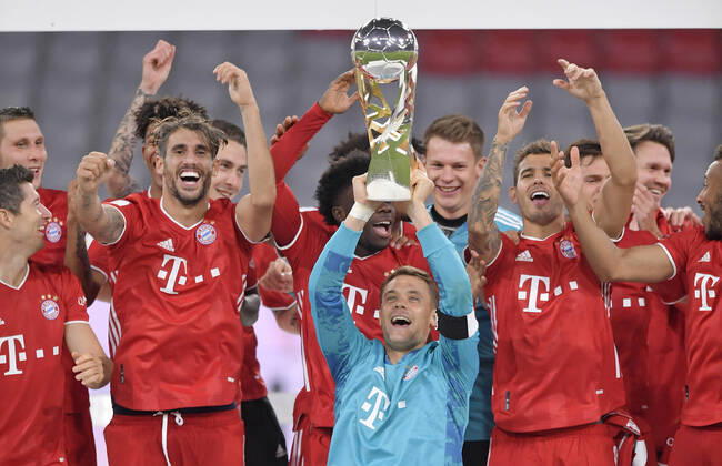 Bilder des Jahres 2020, Sport 09 September Sport Themen der Woche KW40 30.09.2020, Fussball Supercup: FC Bayern - Borussia Dortmund 30.09.2020, Fussball DFL-Supercup 2020, FC Bayern München - Borussia Dortmund, in der Allianz-Arena München. FC Bayern München feiert den Gewinn des Supercup, Torwart Manuel Neuer (mi., Bayern München) mit dem Supercup Pokal Foto: Bernd Feil M.i.S. Pool Nur für journalistische Zwecke! Only for editorial use! Gemäß den Vorgaben der DFL Deutsche Fußball Liga ist es untersagt, in dem Stadion und oder vom Spiel angefertigte Fotoaufnahmen in Form von Sequenzbildern und oder videoähnlichen Fotostrecken zu verwerten bzw. verwerten zu lassen. DFL regulations prohibit any use of photographs as image sequences and or quasi-video. National and international NewsAgencies OUT. München Allianz-Arena Bayern Deutschland
