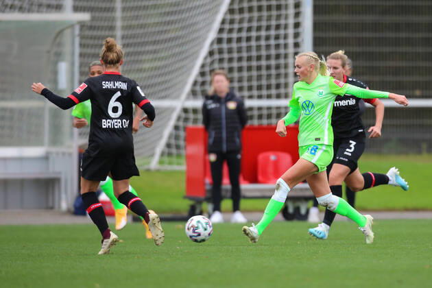 Leverkusen, Deutschland, 04.10.2020, Frauen Bundesliga Flyeralarm, 4. Spieltag, Bayer 04 Leverkusen - VfL Wolfsburg, Henrike Sahlmann (B04), Karina Saevik (Wolfsburg) (