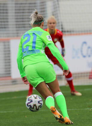 Leverkusen, Deutschland, 04.10.2020, Frauen Bundesliga Flyeralarm, 4. Spieltag, Bayer 04 Leverkusen - VfL Wolfsburg, Lara Dickenmann (Wolfsburg), Torhueterin Anna Klink (B04) (