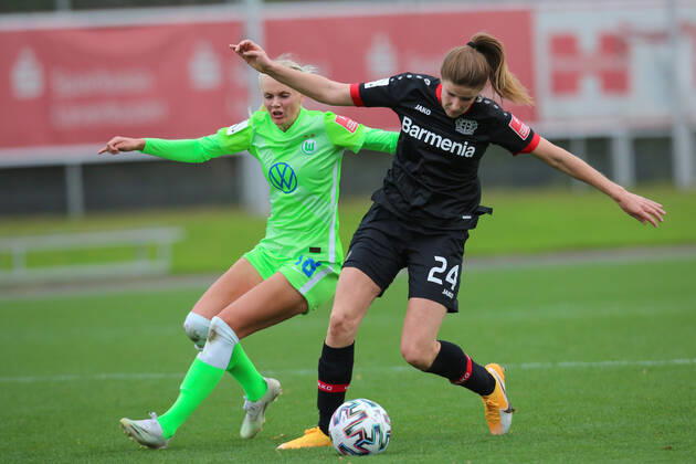 Leverkusen, Deutschland, 04.10.2020, Frauen Bundesliga Flyeralarm, 4. Spieltag, Bayer 04 Leverkusen - VfL Wolfsburg, Karina Saevik (Wolfsburg), Lilla Turanyi (B04) (