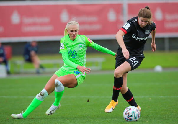 Leverkusen, Deutschland, 04.10.2020, Frauen Bundesliga Flyeralarm, 4. Spieltag, Bayer 04 Leverkusen - VfL Wolfsburg, Karina Saevik (Wolfsburg), Lilla Turanyi (B04) (