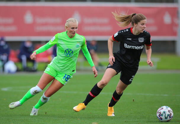 Leverkusen, Deutschland, 04.10.2020, Frauen Bundesliga Flyeralarm, 4. Spieltag, Bayer 04 Leverkusen - VfL Wolfsburg, Karina Saevik (Wolfsburg), Lilla Turanyi (B04) (