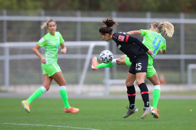 Leverkusen, Deutschland, 04.10.2020, Frauen Bundesliga Flyeralarm, 4. Spieltag, Bayer 04 Leverkusen - VfL Wolfsburg, Ivana Rudelic (B04), Kathrin Hendrich (Wolfsburg) (