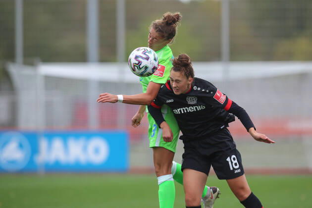 Leverkusen, Deutschland, 04.10.2020, Frauen Bundesliga Flyeralarm, 4. Spieltag, Bayer 04 Leverkusen - VfL Wolfsburg, Felicitas Rauch (Wolfsburg), Gianna Rackow (B04) (