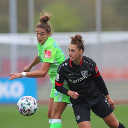 Leverkusen, Deutschland, 04.10.2020, Frauen Bundesliga Flyeralarm, 4. Spieltag, Bayer 04 Leverkusen - VfL Wolfsburg, Felicitas Rauch (Wolfsburg), Gianna Rackow (B04) (