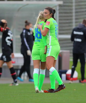 Leverkusen, Deutschland, 04.10.2020, Frauen Bundesliga Flyeralarm, 4. Spieltag, Bayer 04 Leverkusen - VfL Wolfsburg, Karina Saevik (Wolfsburg), Ingrid Syrstad Engen (Wolfsburg) (