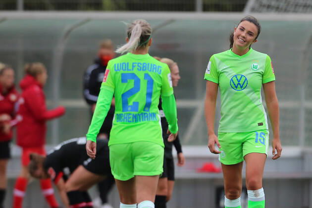 Leverkusen, Deutschland, 04.10.2020, Frauen Bundesliga Flyeralarm, 4. Spieltag, Bayer 04 Leverkusen - VfL Wolfsburg, Lara Dickenmann (Wolfsburg), Ingrid Syrstad Engen (Wolfsburg) (