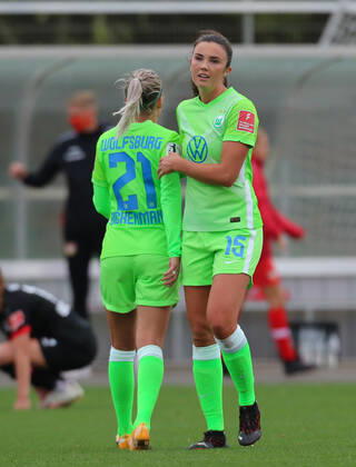 Leverkusen, Deutschland, 04.10.2020, Frauen Bundesliga Flyeralarm, 4. Spieltag, Bayer 04 Leverkusen - VfL Wolfsburg, Lara Dickenmann (Wolfsburg), Ingrid Syrstad Engen (Wolfsburg) (