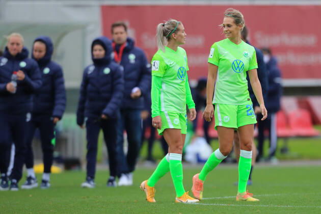 Leverkusen, Deutschland, 04.10.2020, Frauen Bundesliga Flyeralarm, 4. Spieltag, Bayer 04 Leverkusen - VfL Wolfsburg, Lara Dickenmann (Wolfsburg), Lena Goessling (Wolfsburg) (