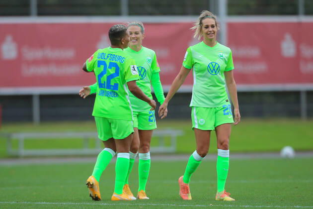 Leverkusen, Deutschland, 04.10.2020, Frauen Bundesliga Flyeralarm, 4. Spieltag, Bayer 04 Leverkusen - VfL Wolfsburg, Shanice Janice van de Sanden (Wolfsburg), Lara Dickenmann (Wolfsburg), Lena Goessling (Wolfsburg) (