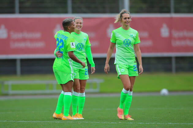 Leverkusen, Deutschland, 04.10.2020, Frauen Bundesliga Flyeralarm, 4. Spieltag, Bayer 04 Leverkusen - VfL Wolfsburg, Shanice Janice van de Sanden (Wolfsburg), Lara Dickenmann (Wolfsburg), Lena Goessling (Wolfsburg) (