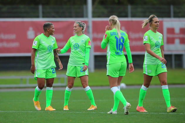 Leverkusen, Deutschland, 04.10.2020, Frauen Bundesliga Flyeralarm, 4. Spieltag, Bayer 04 Leverkusen - VfL Wolfsburg, Shanice Janice van de Sanden (Wolfsburg), Lara Dickenmann (Wolfsburg), Karina Saevik (Wolfsburg), Lena Goessling (Wolfsburg) (