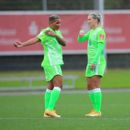 Leverkusen, Deutschland, 04.10.2020, Frauen Bundesliga Flyeralarm, 4. Spieltag, Bayer 04 Leverkusen - VfL Wolfsburg, Shanice Janice van de Sanden (Wolfsburg), Lara Dickenmann (Wolfsburg) (