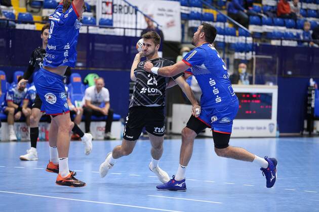 v.l. Jonathan Carlsbogard (TBV Lemgo Lippe 9), Pascal Buehrer (Die Eulen Ludwigshafen 24), Gedeon Guardiola (TBV Lemgo Lippe 30) GER, Handball, 1. Bundesliga, TBV Lemgo Lippe gegen Die Eulen Ludwigshafen, 08.10.2020 Lemgo Copyright: xJanxStrohdiek Eibner-Pressefotox EP_JSK