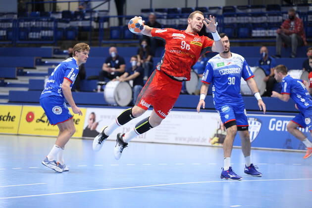 v.l. Jonathan Carlsbogard (TBV Lemgo Lippe 9), Tim Zechel (TUSEM Essen 96), Gedeon Guardiola (TBV Lemgo Lippe 30) GER, Handball, 1. Bundesliga, TBV Lemgo Lippe gegen TUSEM Essen, 22.10.2020 Lemgo Copyright: xStrohdiekx Eibner-Pressefotox EP_jsk