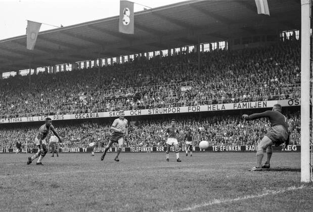 STOCKHOLM 1958-06-29 Brazils PelÃ (L) scores the 3-1 goal past Swedens Orvar Bergmark at Swedens goalkeeper Kalle Svensson (R) during the FIFA World Cup, WM, Weltmeisterschaft, Fussball final soccer match at Rasunda stadium in Stockholm, Sweden. Brazil won 5-2 and became World Champions for the first time, Stockholm Sweden SOCCER x190x