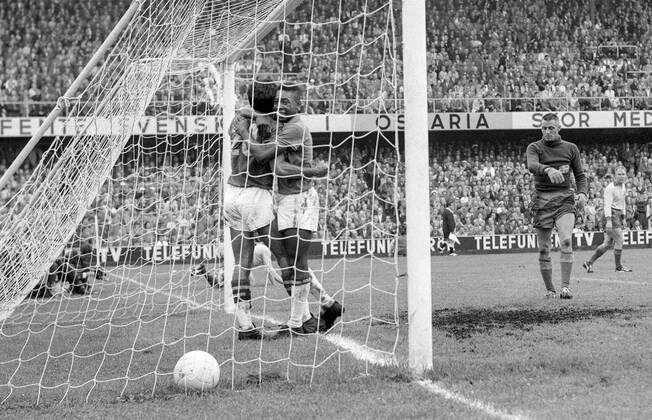 STOCKHOLM 1958-06-29 Brazils Vava (L) is hugged Pele after scoring the 2-1 goal to take the lead in the FIFA World Cup, WM, Weltmeisterschaft, Fussball final soccer match at Rasunda stadium in Stockholm, Sweden. In the background Sweden s goalkeeper Kalle Svensson and Sigge Parling. Brazil won 5-2 and became World Champions for the first time, Stockholm Sweden SOCCER x190x