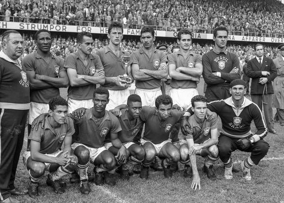 STOCKHOLM 1958-06-29 Brazil s national soccer team poses with the trophy after winning the 1958 FIFA World Cup, WM, Weltmeisterschaft, Fussball final against Sweden, at Rasunda stadium in Stockholm, Sweden. Brazil won 5-2 and became World Champions for the first time. Stockholm Sweden SOCCER x190x
