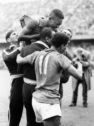 FILE STOCKHOLM 1958-06-29 Pele (top) of Brazil celebrates with teammates after Brazil won the FIFA World Cup, WM, Weltmeisterschaft, Fussball final over Sweden at Rasunda stadium, in Stockholm, Sweden. Brazil won 5-2. Stockholm Sweden SOCCER x197x
