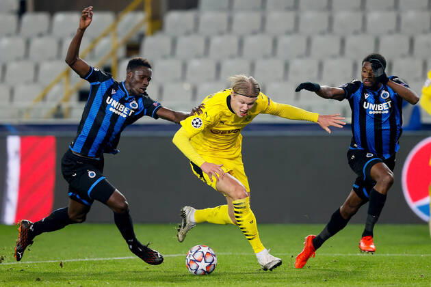 Sport Bilder des Tages Club s Odilon Kossounou, Dortmund s Erling Braut Haaland and Club s Clinton Mata fight for the ball during a soccer game between Belgian Club Brugge KV and German Ballspielverein Borussia 09 e.V. Dortmund, Wednesday 04 November 2020 in Brugge, the third group stage game of the UEFA Champions League, in group F. BRUNOxFAHY  x2577095x