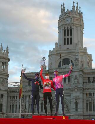 (L-R) Ecuadorian rider Richard Carapaz, of Ineos Grenadiers team, second place; Slovenian rider Primoz Roglic, of Jumbo-Visma team, first place; and British Hugh Carthy, of EF Pro Cycling, third place, celebrate on the podium following the final stage of the Vuelta a Espana 2020 cycling race, a 124.2 km race from La Zarzuela horse racecourse to Madrid, central Spain, 08 November 2020. Vuelta a Espana 2020 - Final stage !ACHTUNG: NUR REDAKTIONELLE NUTZUNG! Copyright: xKikoxHuescax GRAF6434 20201108-637404567888438268